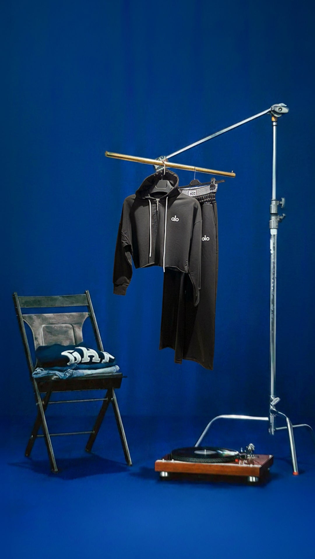 Alo Kadın Siyah Crop Hoodie & Geniş Paça Eşofman Takımı